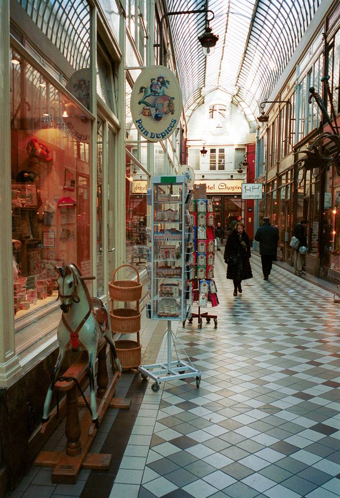 4) Рай для любителей шоппинга: Произведения местных художников, еда и прочие товары продаются в пассаже Жуфруа на бульваре Монмартр. Первоначально построенный для защиты пешеходов от грязи и карет, этот пассаж (торговая галерея) находится между Гранд-бульваром и Лувром. Amélie (Dupont/Paris Tourist Office)