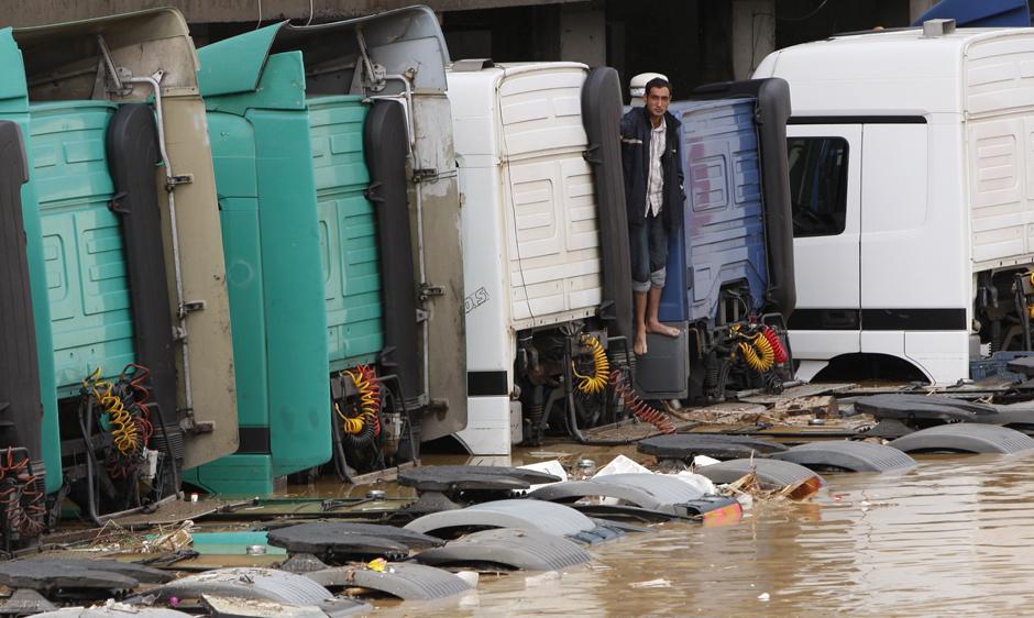 3) Человек ждет помощи, стоя на затопленном грузовике. Фото сделано после проливных дождей в Стамбуле.