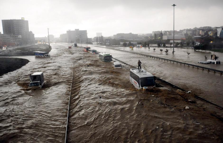 6)  Предыдущий снимок с другого ракурса. В результате наводнения в Турции погиб 31 человек. Как сообщает издание Hurriyet, среди погибших 24 жителя Стамбула.