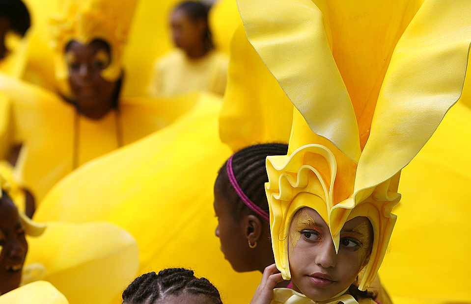 1) Девочка в карнавальном костюме во время шествия на детском дне Ноттингхилского Карнавала в Лондоне. Во время этого мероприятия, которое проходит в Лондоне каждый год, британская столица наполняется атмосферой стран Карибского бассейна в Лондоне. Парад взрослых прошел в понедельник. (Akira Suemori/Associated Press)
