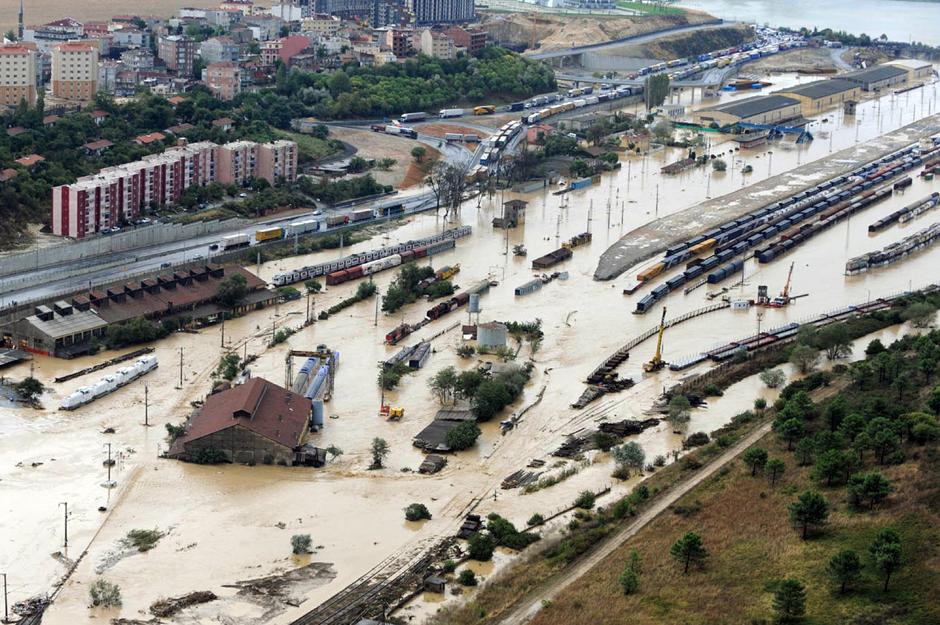 16) Затопленный железнодорожный вокзал в Стамбуле. 