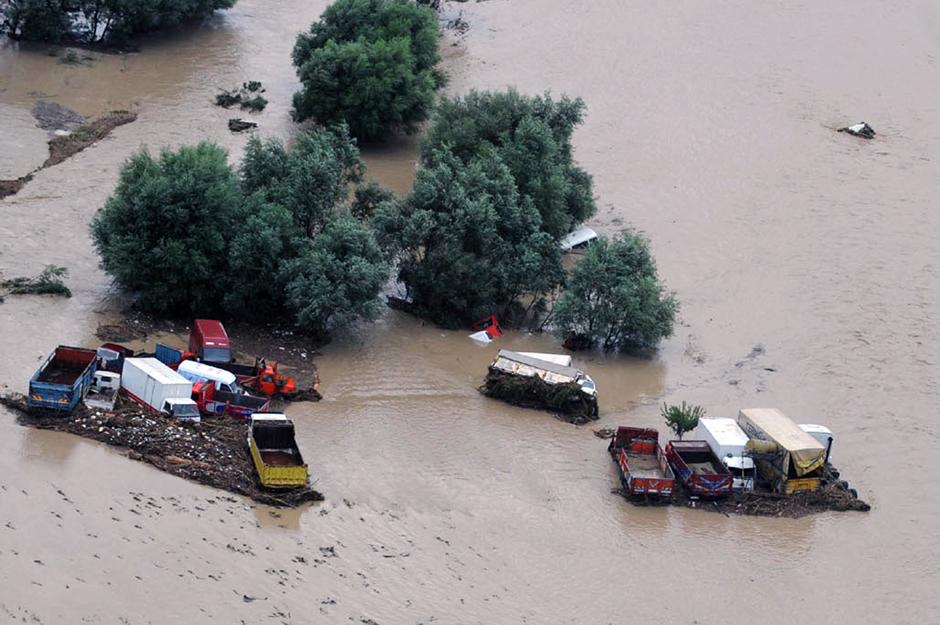 18) В Стамбул наводнение пришло в пол восьмого утра. 