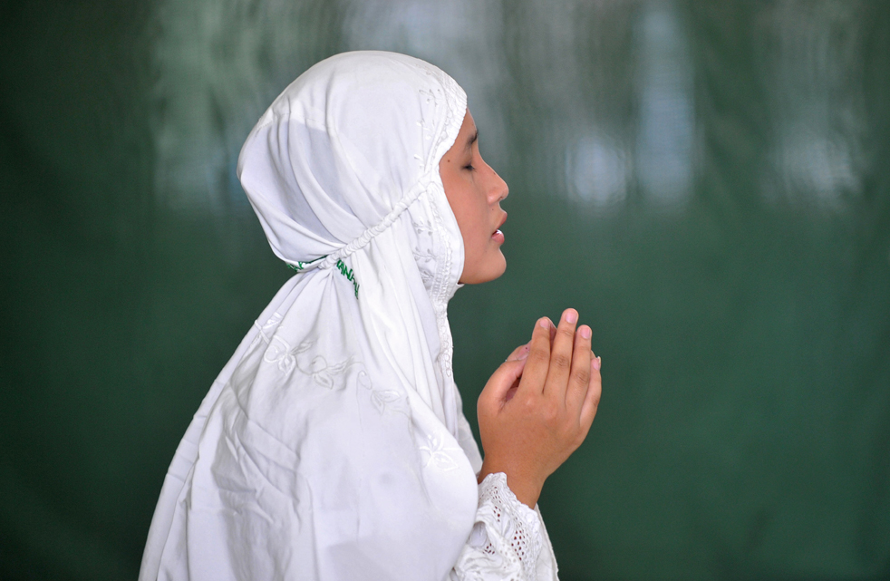 4.  Muslim Indonesia berdoa di sebuah masjid di Jakarta pada tanggal 8.  Muslim Indonesia, serta jutaan Muslim di seluruh dunia sedang berpuasa selama bulan suci Ramadhan.  (AFP / Getty Images / Adek Berry)