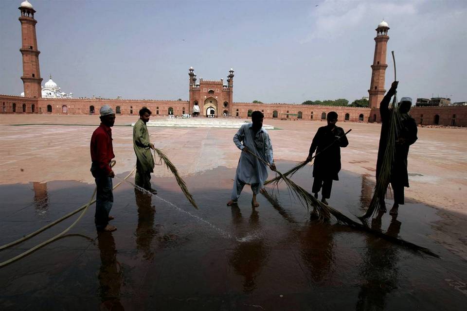 5.  Pakistan percaya sejarah Masjid Badshahi lantai bersih, mempersiapkan Ramadhan pada Sabtu Lahoe, Pakistan.  (Kmchaudary / AP)
