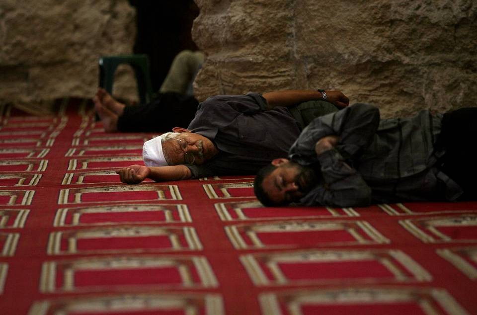 8.  Palestina beristirahat di Al-Omari di Kota Gaza.  (Mahmud Ham / AFP - Getty Images)