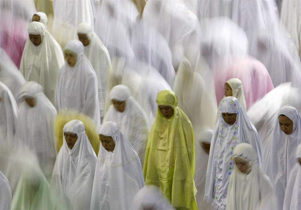 12.  Muslim Indonesia perempuan selama doa malam yang disebut "Taraweeh" malam sebelum memulai posting di masjid Istiqlal, Jakarta, Indonesia, Jumat.  (Mast Irham / EPA)