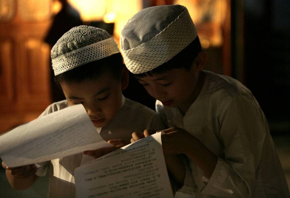 14.  Anak-anak Muslim untuk membaca sebelum shalat Jumat di sebuah masjid di Beijing.  (Grace Liang / Reuters)