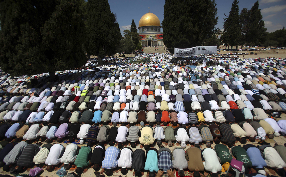 15.  Muslim Palestina berdoa selama sholat Jumat pertama Ramadhan di Masjid Al-Aqsa.  Dilihat dengan latar belakang kubah masjid Omar.  Foto itu diambil di Kota Tua Yerusalem pada 28 Agustus.  (AP / Muhammad Muheisen)