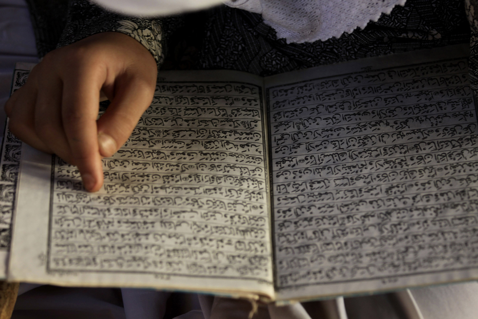 17.  Gadis dari Kashmir membaca Alquran di sebuah madrasah setempat, sebuah sekolah agama Islam, selama bulan suci Ramadhan di kota Srinagar India.  (AP / Dar Yasin)