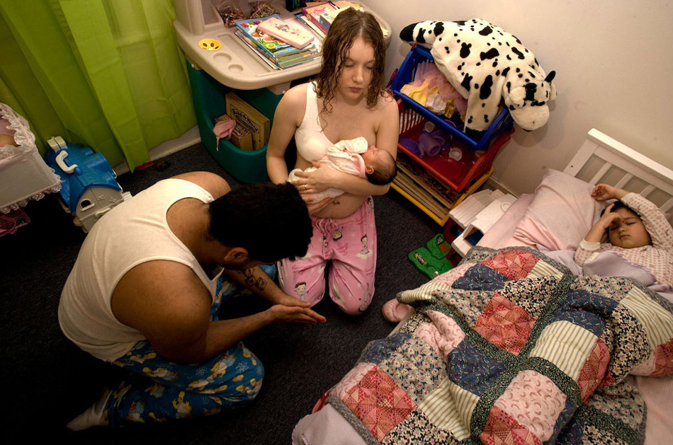 10) Дана, Али и дочка Али молятся перед сном в первую ночь, после того как новорожденного забрали из роддома.