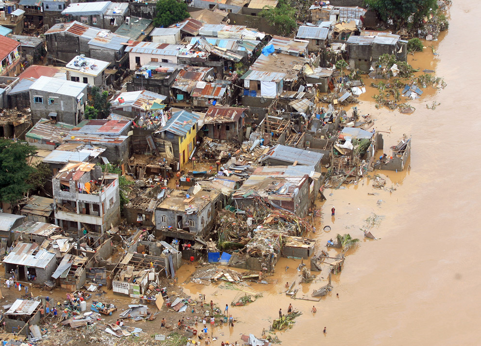 9. Вид с воздуха на разрушенные наводнением дома после тайфуна Кетсана в городе Марикина к востоку от столицы Филиппин Манила 27 сентября 2009 года. (NOEL CELIS/AFP/Getty Images)