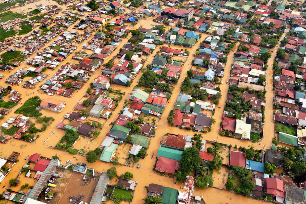 27. Вид города Ангоно с воздуха 29 сентября 2009 года. (JAY DIRECTO/AFP/Getty Images)