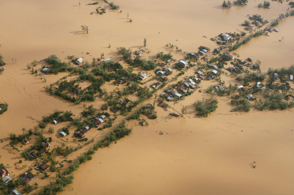 36. Вид с воздуха на затопленный тайфуном Кетсана район во вьетнамском городе Дананг 30 сентября 2009 года. (REUTERS/Kham)