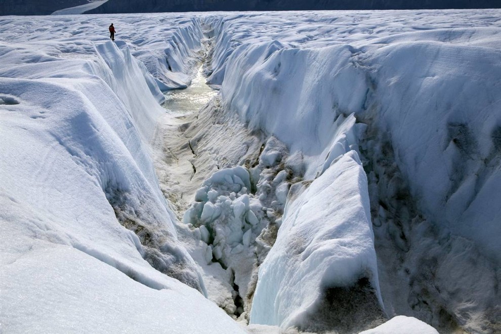 1. Эта трещина в леднике Петерманн в Гренландии когда-нибудь окончательно разойдется, создав огромный дрейфующий айсберг. Каждый год ледники Гренландии отделяются в море, прибавляя уровень воды. (Nick Cobbing / Greenpeace)