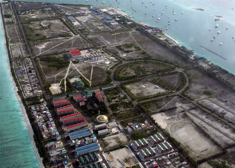 6. Нация Индийского океана на Мальдивах построила этот возвышающийся остров в 1990-ых, чтобы «оторваться» от повышающегося уровня моря. Главный остров страны – Мэйл – еще более плоский, и многие опасаются, что к концу века нация может просто исчезнуть. (Amal Jayasinghe / AFP - Getty Images)