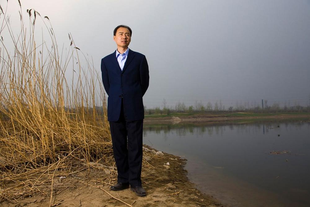 7) Активист выступающий за защиту окружающей среды Ма Джун стоит на берегу реки 6 апреля 2006 в Пекине. Бывший журналист, сейчас Ма Джун стал влиятельным китайским правозащитником, который разоблачает потенциально катастрофические последствия роста объемов промышленности.
