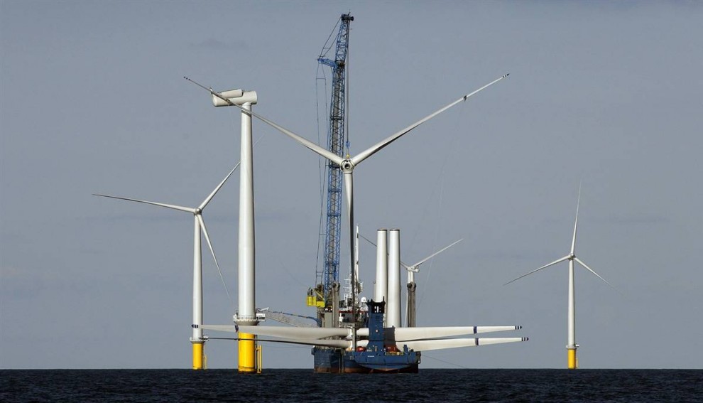 7. Попытки снизить выброс парниковых газов, вызванных сжиганием ископаемого топлива, включают в себя строительство конструкций для использования энергии ветра. Эта ветряная электростанция – крупнейшая станция, расположенная в воде, - была построена в 2009 году у западного побережья Дании недалеко от Эсбьерга. Платформы прикреплены ко дну океана. (Bob Strong / Reuters)