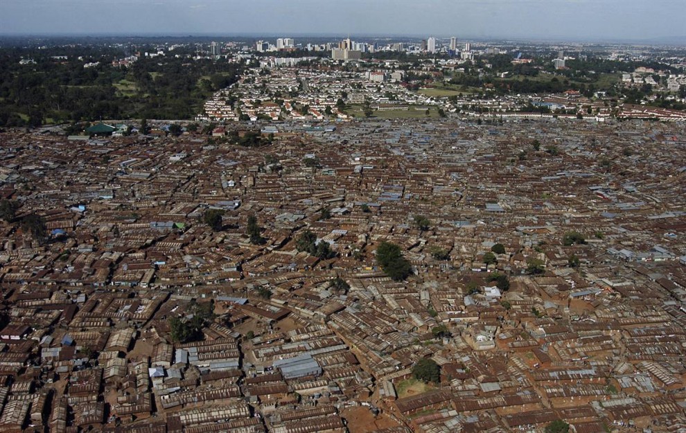 12. Пригород Кибера в Найроби, Кения, представляет собой идеального кандидата на так называемые климатические «мегакатастрофы», которые, как предупреждает ООН, могут заключаться в резких колебаниях природы от чрезвычайной жары до наводнений. (Riccardo Gangale / AP)