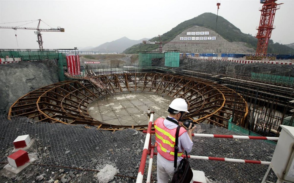 16. Китай запустил программу по получению экологически чистой энергии, начав строительство ядерных реакторов, как этот в провинции Чжэцзян. Хотя ядерные отходы и являются сами по себе источником загрязнения, ядерная энергия не производит парниковых газов. (Eugene Hoshiko / AP)