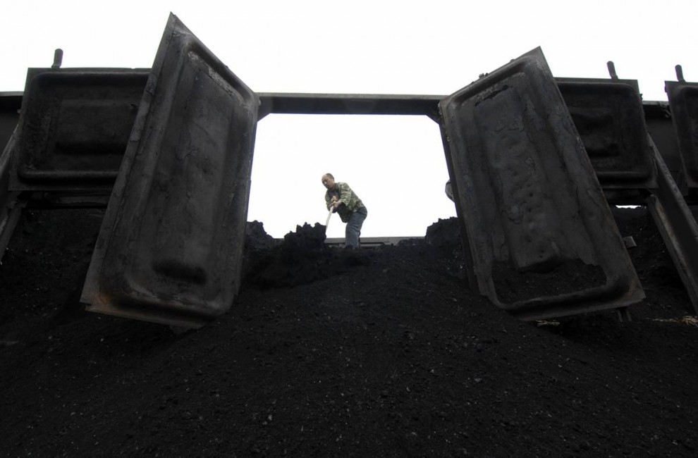 17. Рабочий разгружает уголь с поезда в Ксиангфане, Китай. Страна по-прежнему зависит от электростанций на угле – главном источнике выбросов углекислого газа. (Stringer/china / REUTERS)