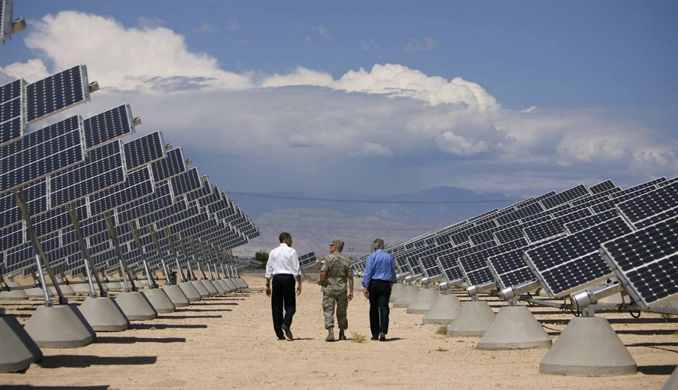 19. Президент США Барак Обама (слева) посетил базу ВВС в Лас-Вегасе, где находится крупная установка по выработке солнечной энергии. (Pool / Getty Images)
