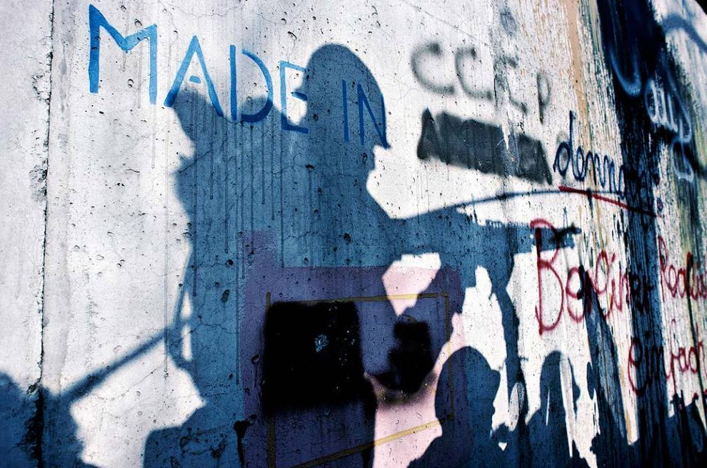 6. Американские солдаты в оборудованном пулеметом джипе, во время патрулирования Берлинской стены вдоль реки Шпрее в Кройцберге, Берлин, около 1981 года. (Keenpress, Getty Images)