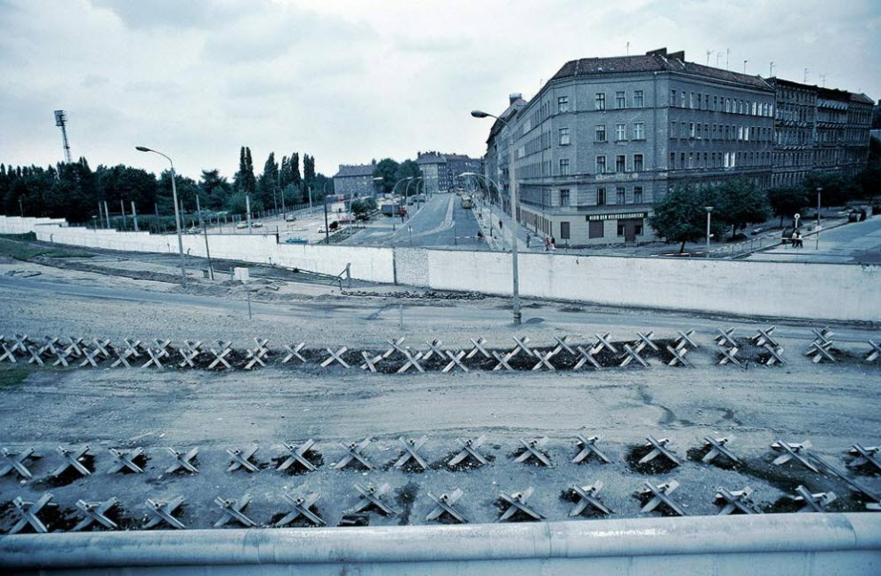 7. На этом фото 1981 года можно увидеть отрезок «смертельной полосы» между внешней и внутренней частями Берлинской стены. На отрезке используются караулы, прожекторы, ежи и более 100 км электрической проволоки для изоляции Восточного Берлина от западного. (Keenpress, Getty Images)