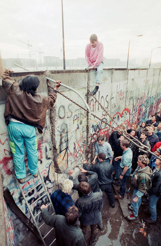 10. Демонстранты на западной стороне Берлинской стены пытаются снести часть стены недалеко от Бранденбургских ворот 11 ноября 1989 года. (Lionel Cironneau, AP)