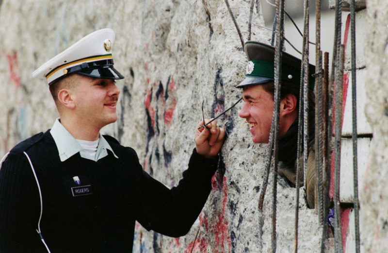 berlin16 800x521 17 редких кадров из истории Берлинской стены