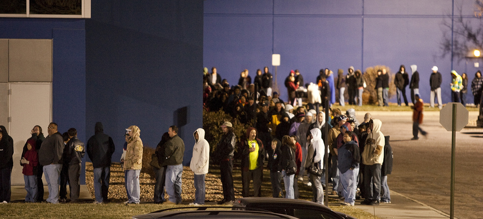 5. Люди выстроились в очередь, чтобы получить скидки «Black Friday» в магазине «Ultimate Electronics» в Денвере, штат Колорадо, в пятницу 27 ноября. (AP / Barry Gutierrez)