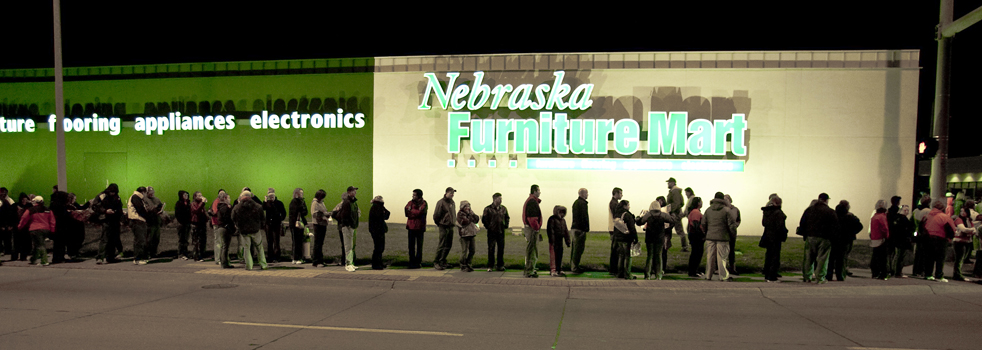 6. Покупатели образовали очередь у магазина «Nebraska Furniture Mart» в Омахе, штат Небраска, в черную пятницу 27 ноября. (AP / Nati Harnik)