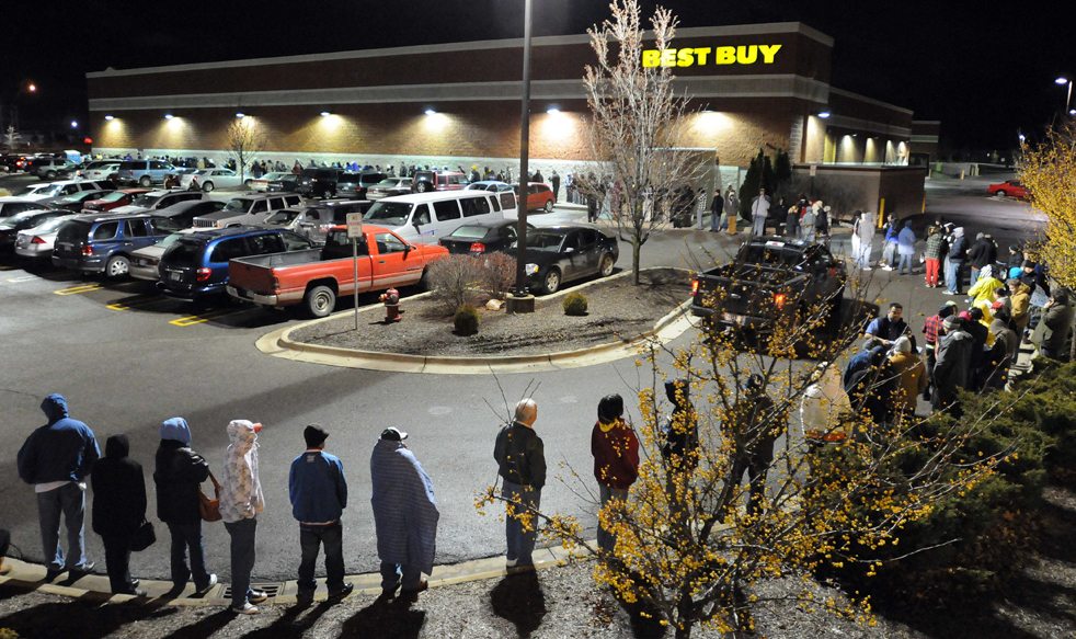 7. Покупатели ждут открытия магазина «Best Buy» в Оберн Хиллс, штат Мичиган, в пятницу 27 ноября. (The Detroit News / Charles V. Tines)