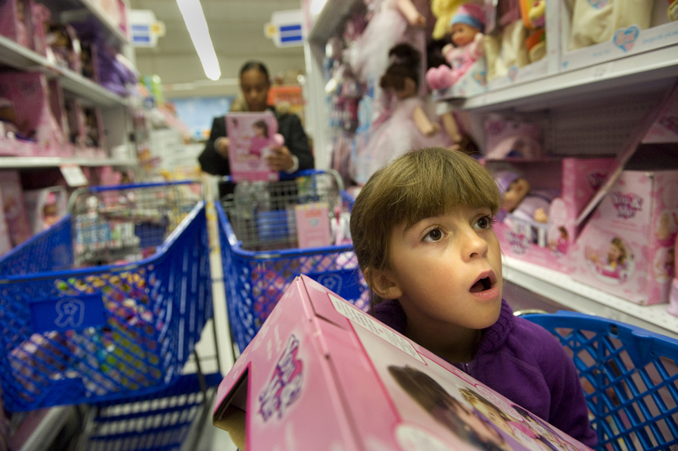8. 8-летняя Дженни Нельсон из Арден Парк, Калифорния, выбирает куклу в магазине «Toys R Us». (The Sacramento Bee / Randy Pench)