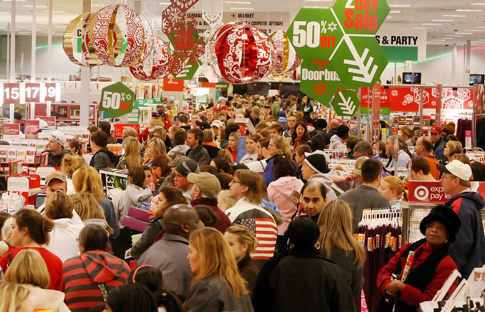 12. Толпа покупателей в поисках скидок в магазине «Target» в Кул Спрингс, штат Теннеси, покупает электронику, одежду и игрушки в пятницу 27 ноября. (The Tennessean / John Partipilo)