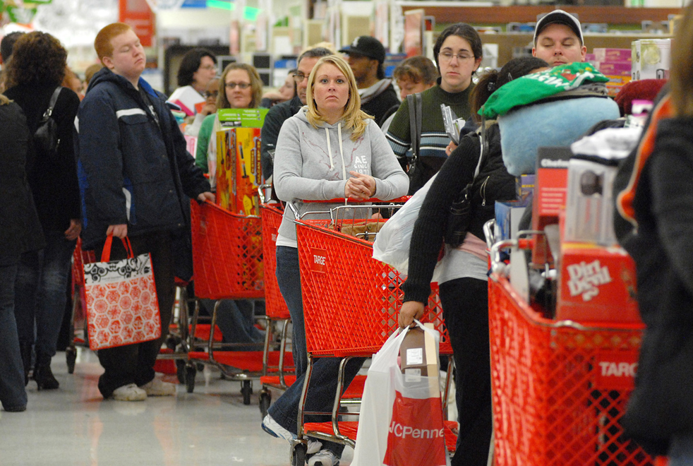 15. Покупатели терпеливо ждут в очереди в кассу магазина «Target» в «черную пятницу» 27 ноября в Нью-Хартфорде, Нью-Йорк. (Observer-Dispatch / Nicole L. Cventnic)