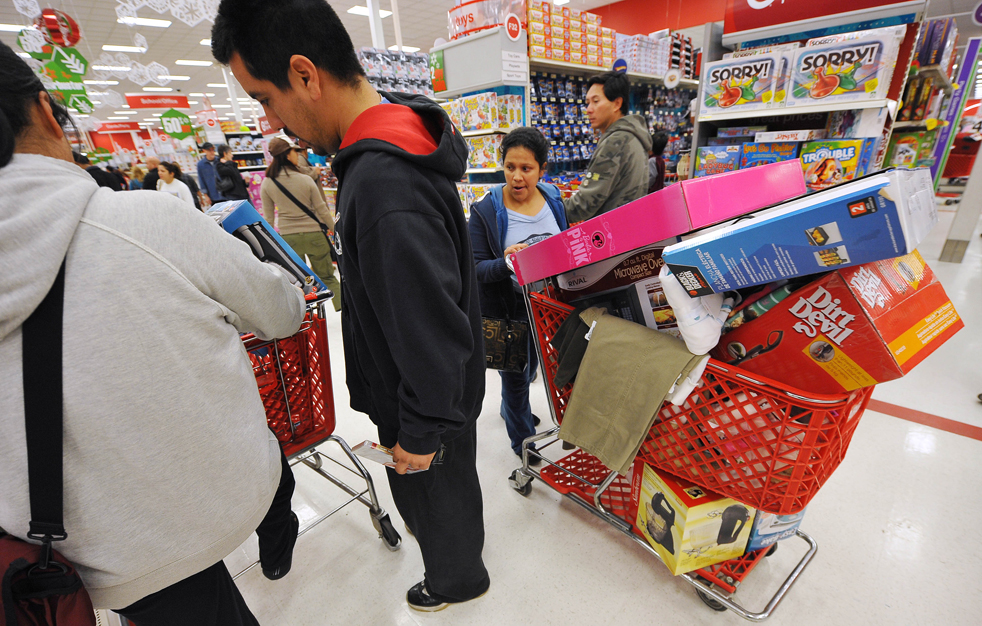 18. Покупатели ищут скидок в честь «черной пятницы» в магазине «Target» в Бурбанке, штат Калифорния, 27 ноября. (AFP / Getty Images / Robyn Beck)