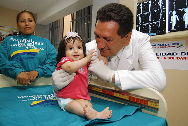 13. Милагрос Серрон выжила в борьбе с «синдромом русалки». Она родилась в апреле 2004 года со сращенными ногами. В июне 2005 года доктора провели успешную операцию по разделению ног девочки. (Martin Mejia, AP)