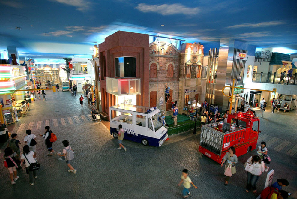 2. Общий вид площадки «KidZania» 15 сентября. Этот городок построен в две трети реального масштаба и позволяет детям увидеть мир глазами взрослого. (Kiyoshi Ota/Getty Images)