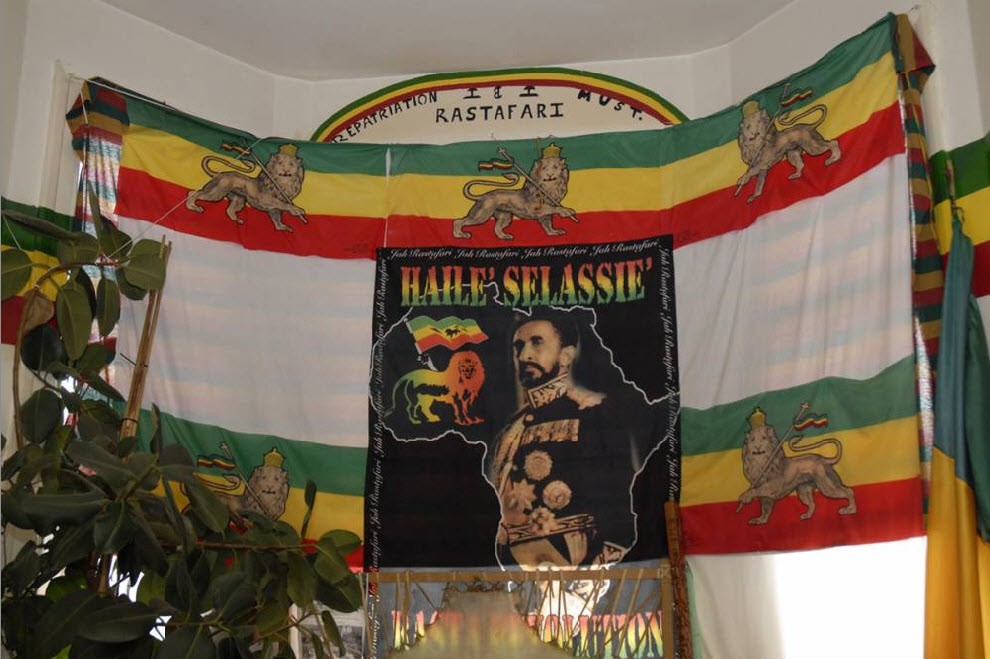 1.  Rastafarian bait: kelahiran gerakan Rastafari telah resmi terjadi di Ethiopia selama penobatan Pangeran Ras Tafari Macon (Haile Selassie) November 2, 1930.  Setahun sebelumnya, Marcus Garvey memiliki visi kenabian - ia melihat raja dinobatkan di Afrika.  Pertanda didasarkan pada kata-kata dari mazmur: "Mereka akan datang dari orang-orang besar dari Mesir, Etiopia akan mengulurkan tangannya kepada Allah" (Mazmur 68:31).  Ramalan itu terpenuhi, dan orang-orang adalah Rastafarian pertama. "
