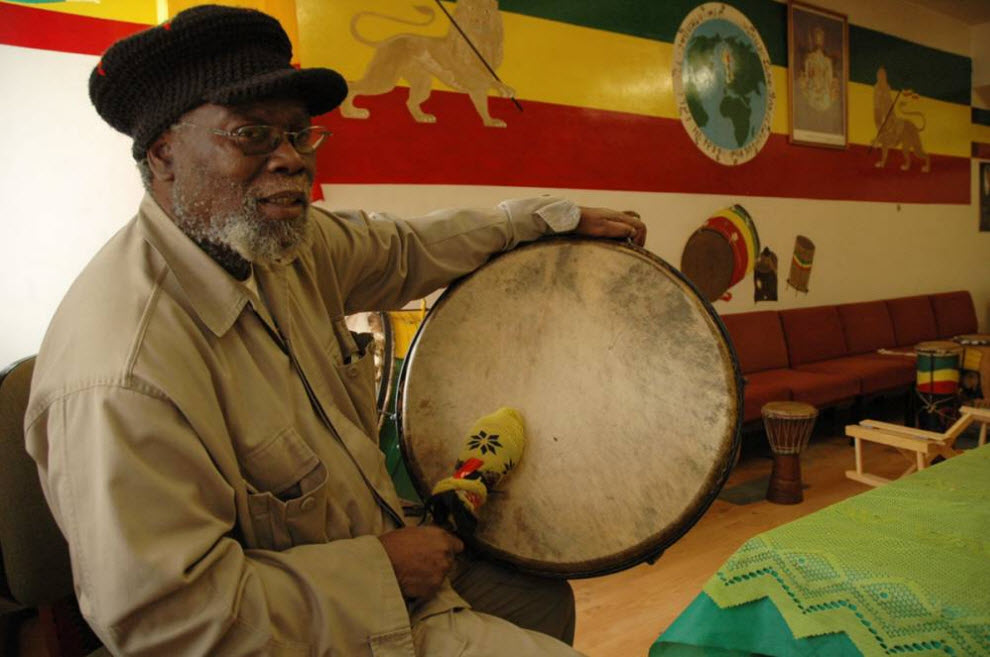 23.  Jah Biru.  Drum - simbol "afrikanstva" Rastafarian, dan di beberapa rumah percaya bahwa semangat energi ilahi Allah Jah terletak pada drum.