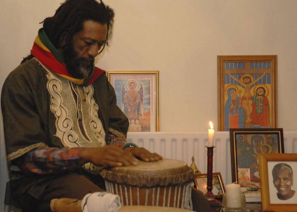 25.  Musik «Nyabinghi» - musik bentuk rastamanskoy paling signifikan.  Nya bermain di upacara ibadah yang mencakup drum, menyanyi dan menari dan berdoa dan merokok ganja.