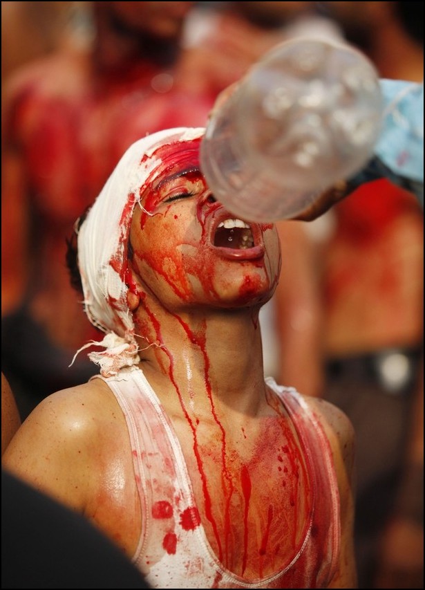 3) © Reuters / Reinhard Krause / / berdarah Syiah-anak minum air.