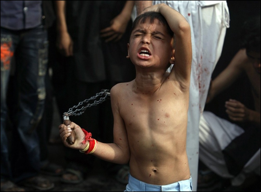 6) © Reuters / Akhtar Soomro / /-anak Syiah.