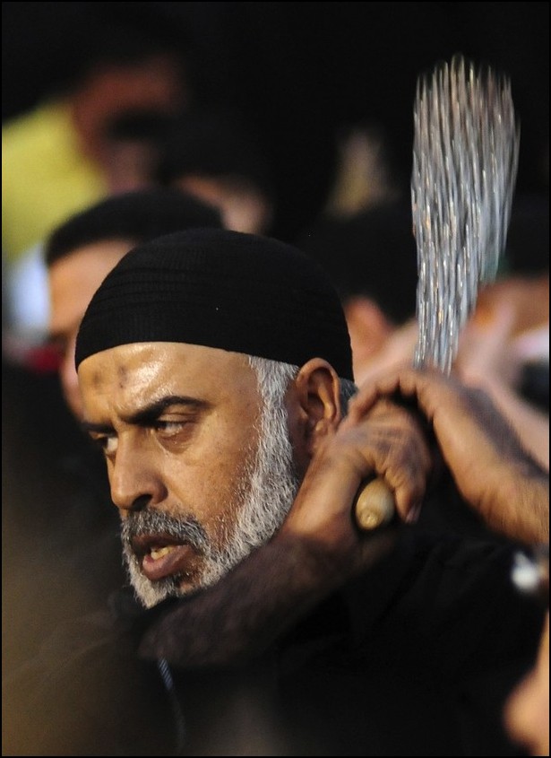 8) © Reuters / Zaki Ghawas / / Syiah castigates dirinya di Katif.