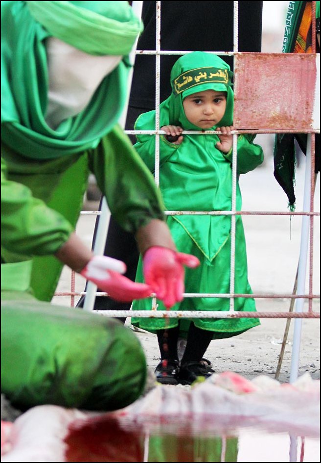 9) © Hasan Jamali, AP / / Dua-Tahun Vadieha Syed menonton dera.