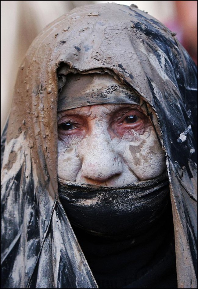 13) © Ahmed al-Husseini, AP / / Perempuan shiitka dengan kotoran di kepalanya.