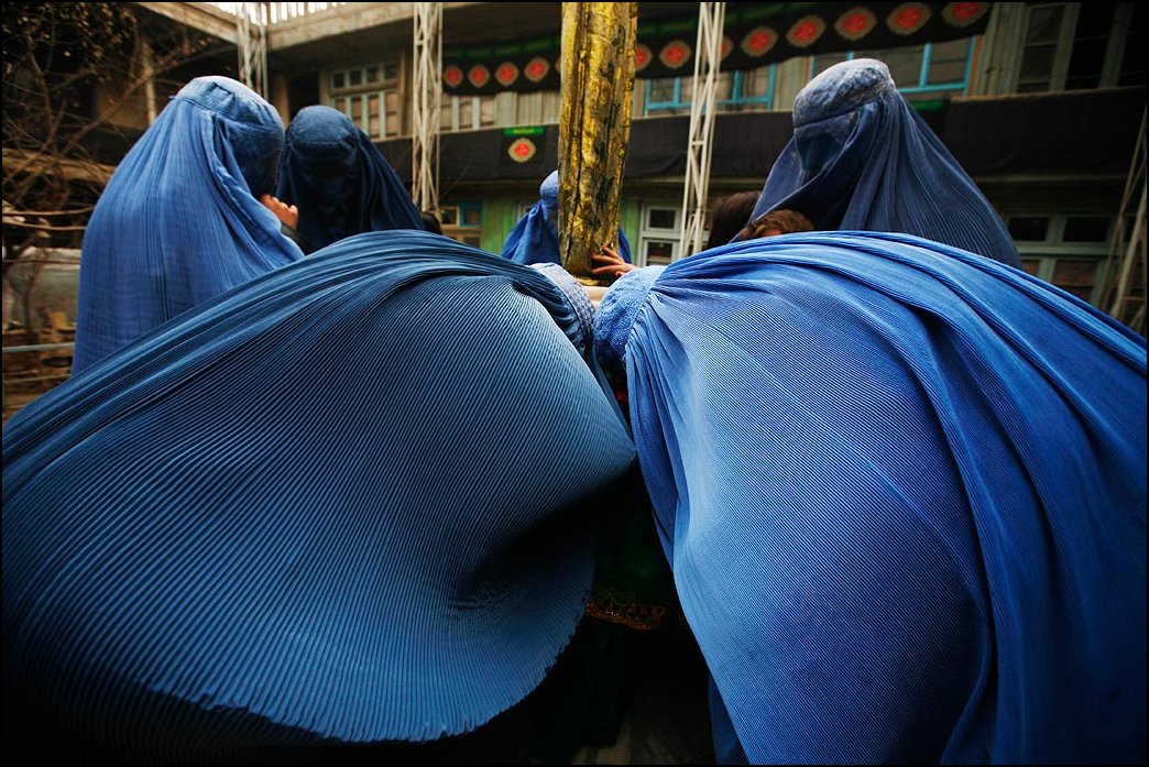 15) © Farzana Wahidy, AP / / ciuman wanita Afghan bendera Syiah religius.