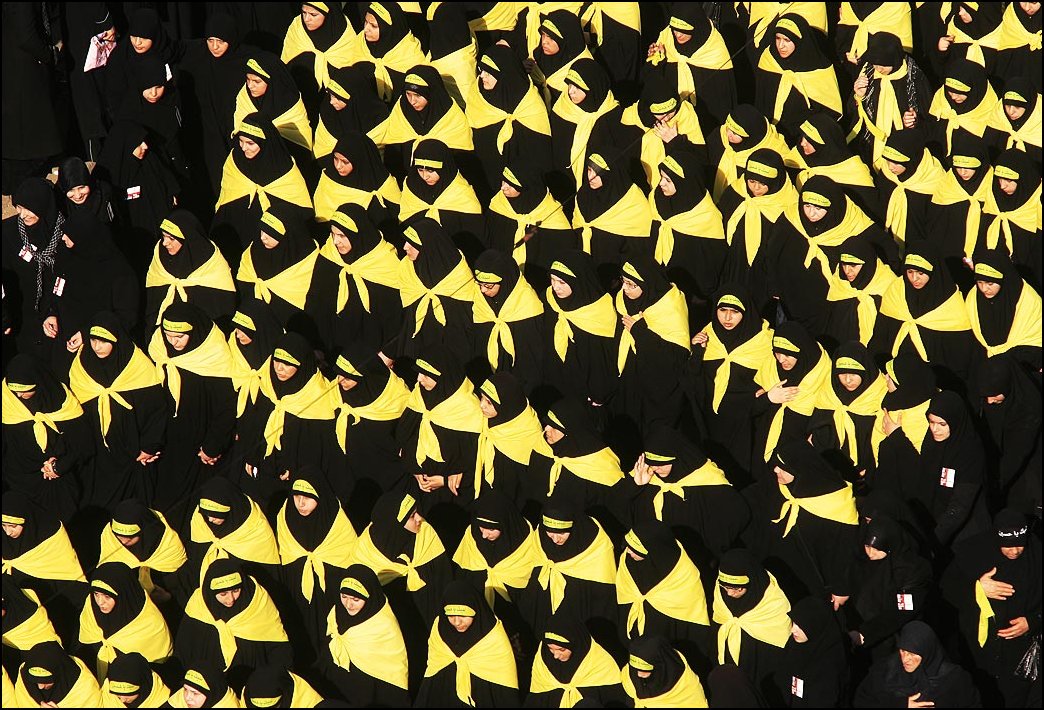 18) © Anwar Amro, AFP / Getty Images / / Shiitki Beirut pada jubah kuning.