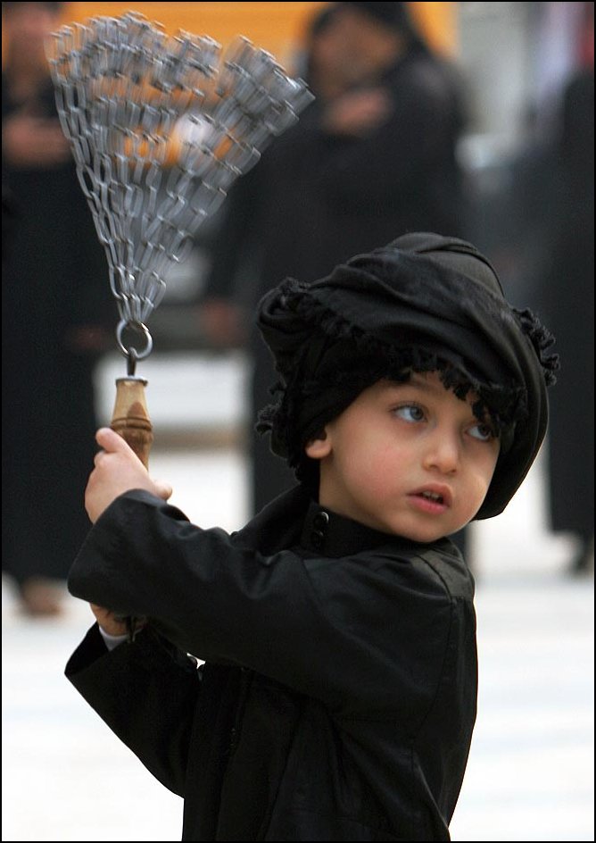 25) © Ahmed al-Husseini, AP / / anak Syiah menyiksa diri mereka dengan rantai.