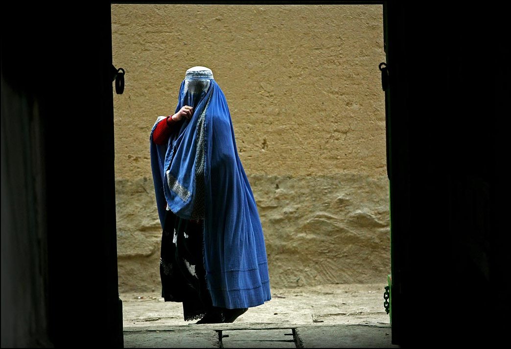 38) © Majid Saeedi / Getty Images / / Berdoa wanita Afghan.